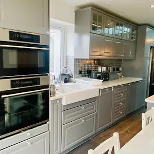 Hameway House- Stunning 4 Bedroom House With A Spacious Kitchen London