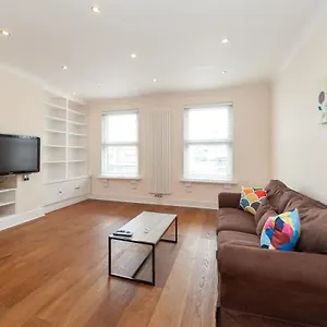 Spacious 2 Bedroom Maisonette In Stratford London